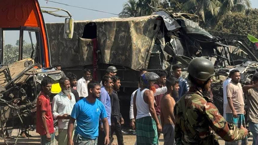 সেনাবাহিনীর ট্রাক ও বাসের মুখোমুখি সংঘর্ষে নিহত ২, আহত ১৫
