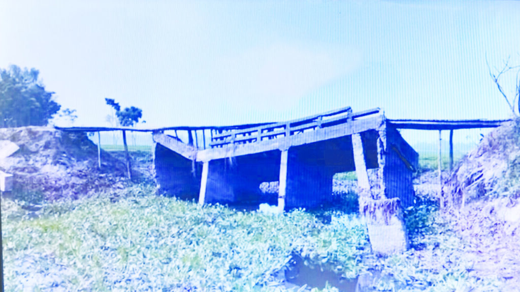 কুড়িগ্রামে উল্টেপড়া সেতুতে নড়বড়ে কাঠের পাটাতন, এলাকাবাসীর ঝুঁকিপূর্ণ পারাপার