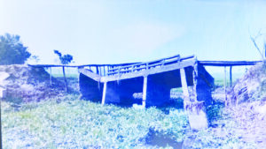 কুড়িগ্রামে উল্টেপড়া সেতুতে নড়বড়ে কাঠের পাটাতন, এলাকাবাসীর ঝুঁকিপূর্ণ পারাপার