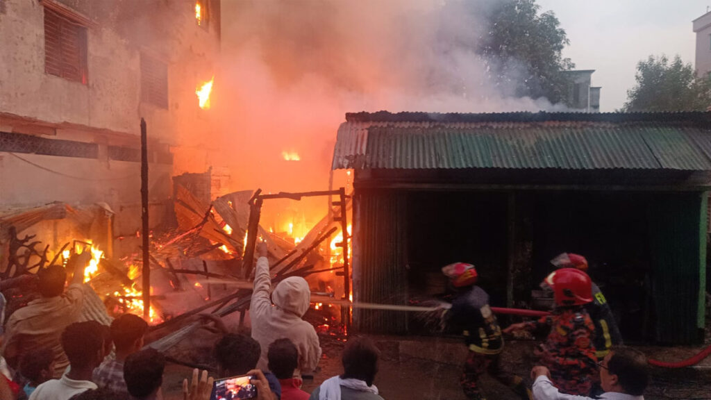 বান্দরবানে আগুনে পুড়ল ৬টি বসতঘর ও ১টি রেস্তোরাঁ