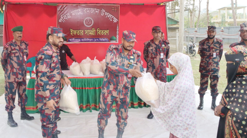 আলীকদমে বিজিবির উদ্যোগে ইফতার সামগ্রী বিতরণ ও আর্থিক অনুদান প্রদান