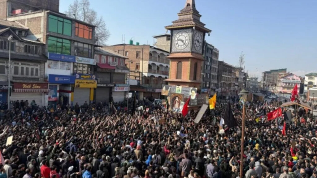 খামেনি হত্যার প্রতিবাদে ভারতের কাশ্মীরে লাখো মানুষের ঢল
