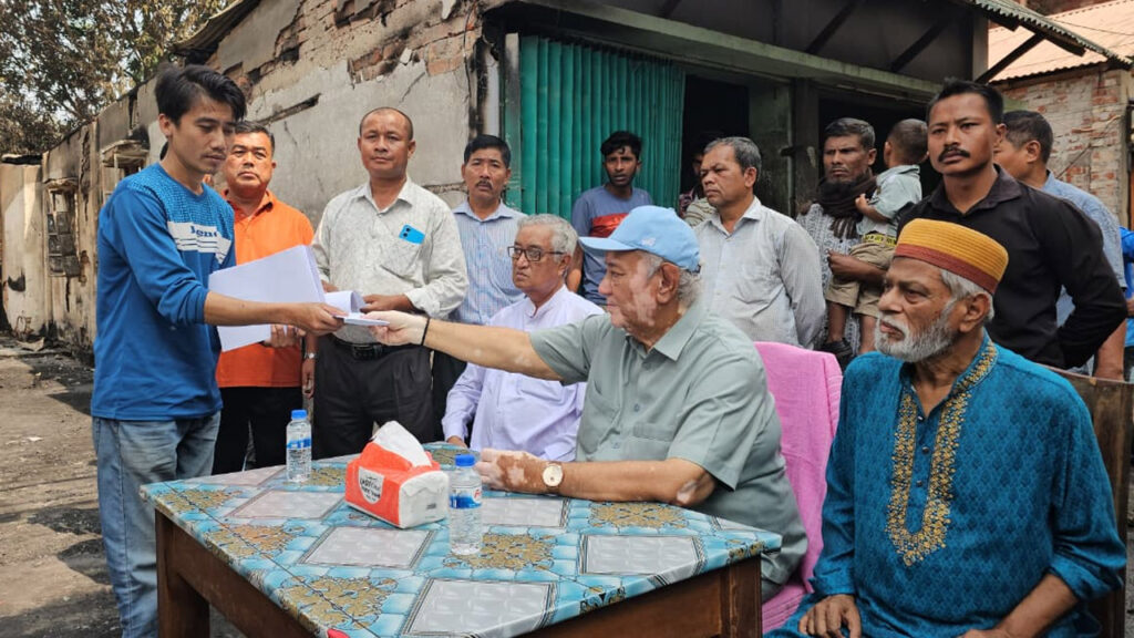 বান্দরবানে অগ্নিকাণ্ডে ক্ষতিগ্রস্তদের পাশে দাঁড়ালেন সাংসদ সাচিং প্রু জেরী