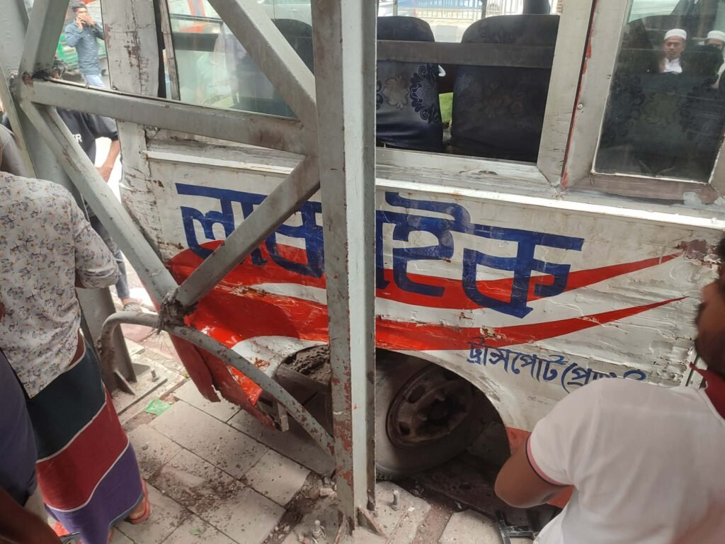 ফার্মগেটে বাসের চাপায় সিএনজি অটোরিকশাচালক নিহত